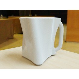 Elegante taza torcida modelo 3d